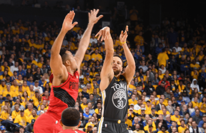  库里单节轰下二十一分勇士主场大胜国王