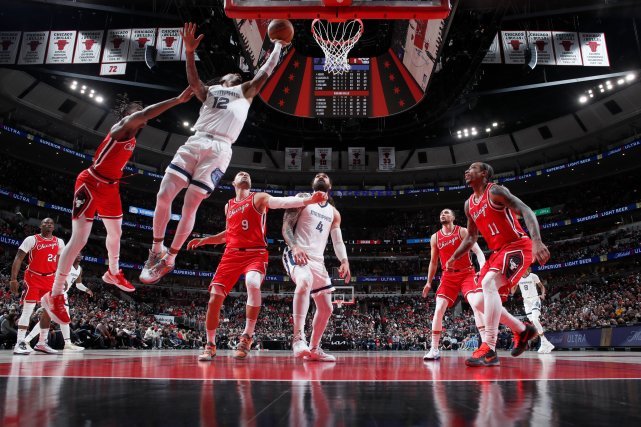 恩比德统治内线狂揽两双,76人轻取公牛迎四连胜